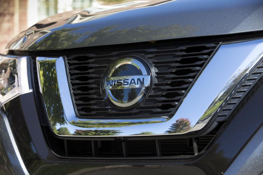 Логотип Nissan Rogue (T32) 2016 года  (фото 30 из 40)